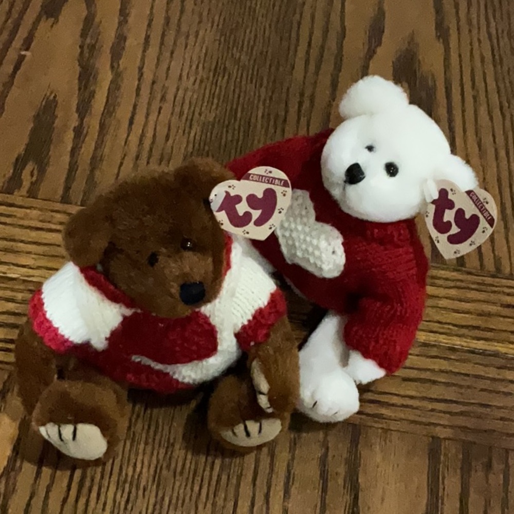 Nicholas & Casanova stuffed bears with sweaters with hearts♥️ 🤍Collectibles pair